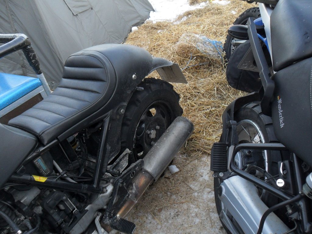 Grober Geländereifen auf BMW K Modell - gesehen am Elefantentreffen 2017