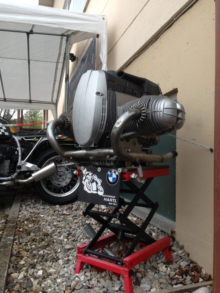 Artgerechte Begrüßung bei Motorrad Hartl