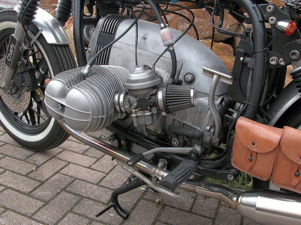 R45 Bobber mit offenem Luftfilter und Anlasserabdeckung