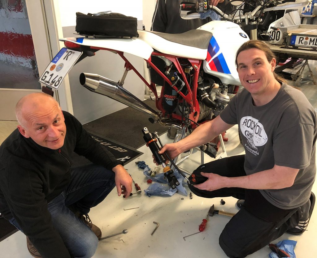 Anpassungsarbeiten am Tracktiv Dämpfer für BMW Motorrad