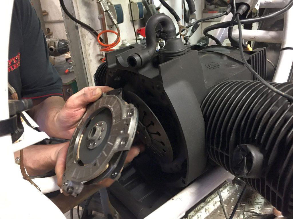 Einbau der Kupplung am BMW Motorrad Boxer