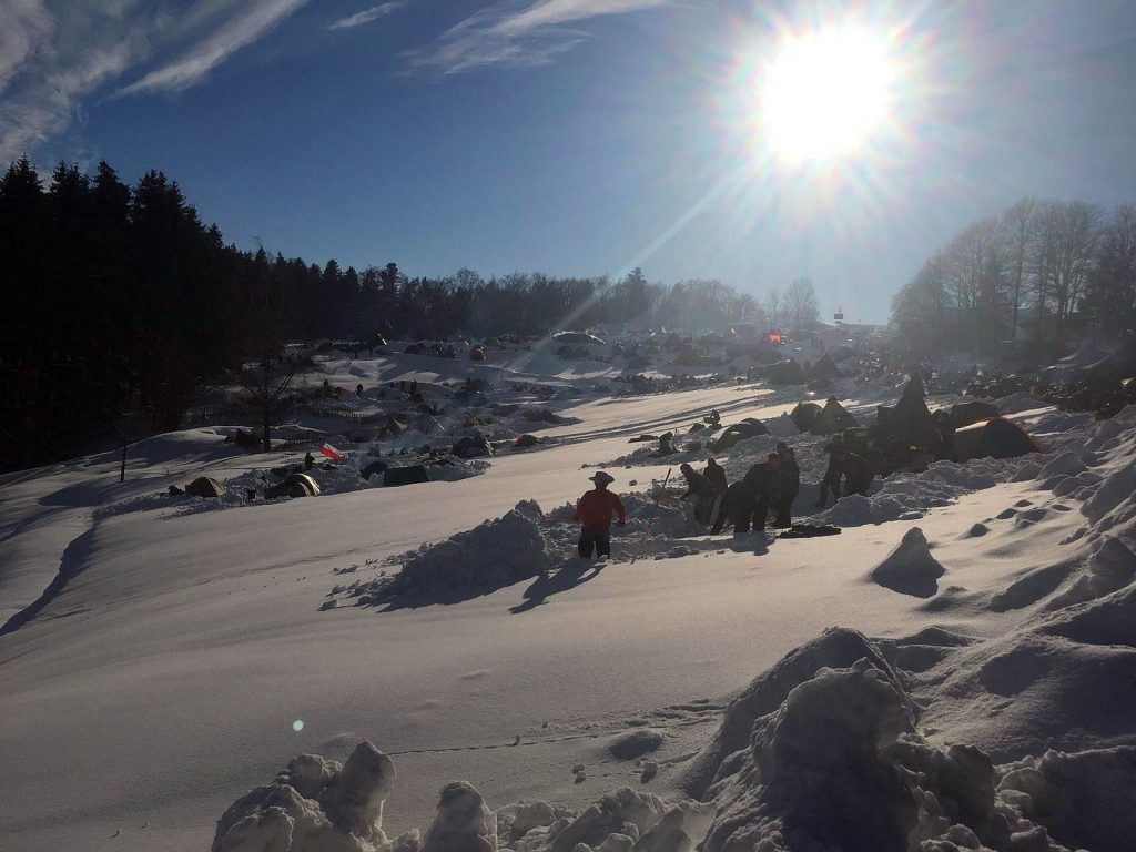 Zeltaufbau im Schnee
