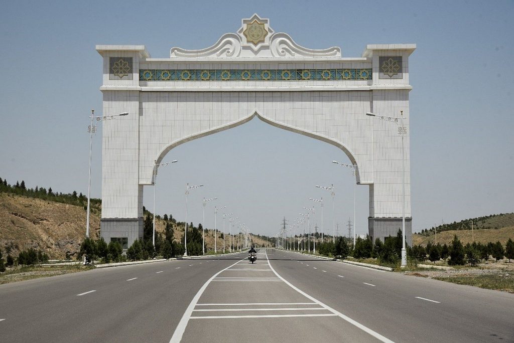 Das Tor in die Hauptstadt Turkmenistans mit dem BMW Motorrad Boxer. Aschgabat ist die größte Stadt des Landes.