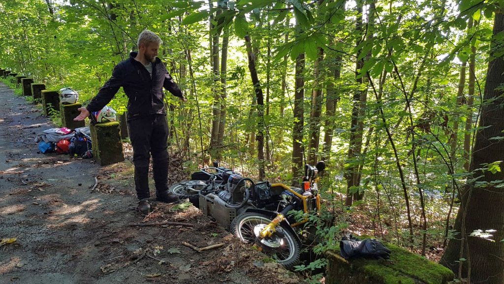 Dieser Unfall war der Grund für die Rahmenverstärkung. Der BMW Motorrad Rahmen war nach dem Unfall völlig verzogen.