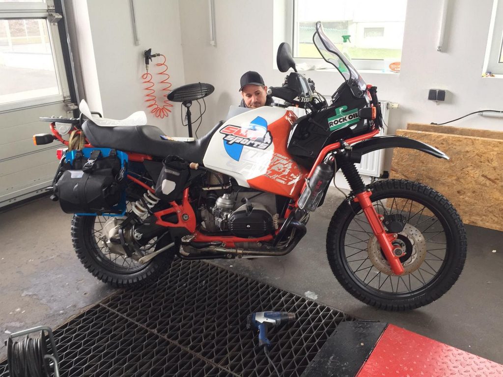 Der Folierer vollendet sein Kunstwerk. Nach der Beklebung sieht das Bike richtig wild und gar nicht mehr langweilig aus.
